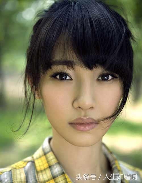 白百合出席活动,衬衫纽扣瞬间崩开,网友看到