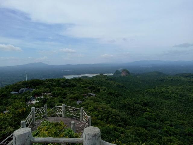 白石嶺擁有眾多奇峰怪石,最高峰登高嶺海拔328米,山雖然不算高,但景色