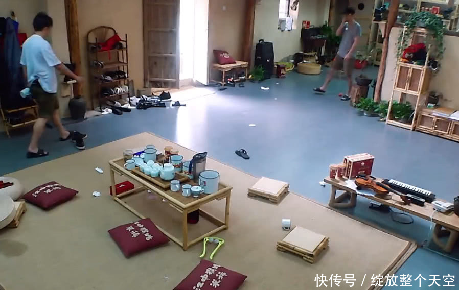 蘑菇屋满地卫生纸、狗尿!脏乱像垃圾堆,黄磊