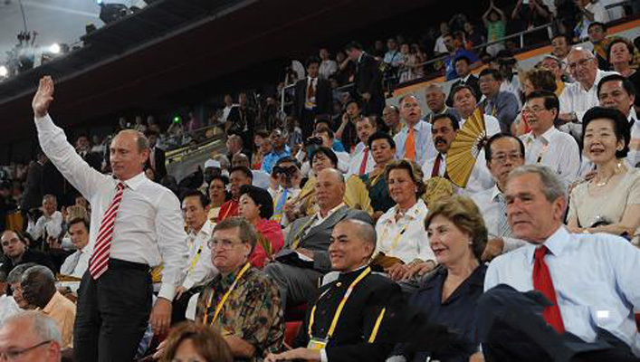 普京参加完北京奥运会开幕式后，没有再做任何停留，立即返回俄罗斯，专机直飞交战的南奥塞梯地区，俄罗斯军队更是大规模出动，对格鲁吉亚进行猛烈攻击。俄第58集团军和第74空降兵师的部分军队逾万名士兵相继借道北奥塞梯开进南奥塞梯。图为普京出席北京奥运会开幕式。