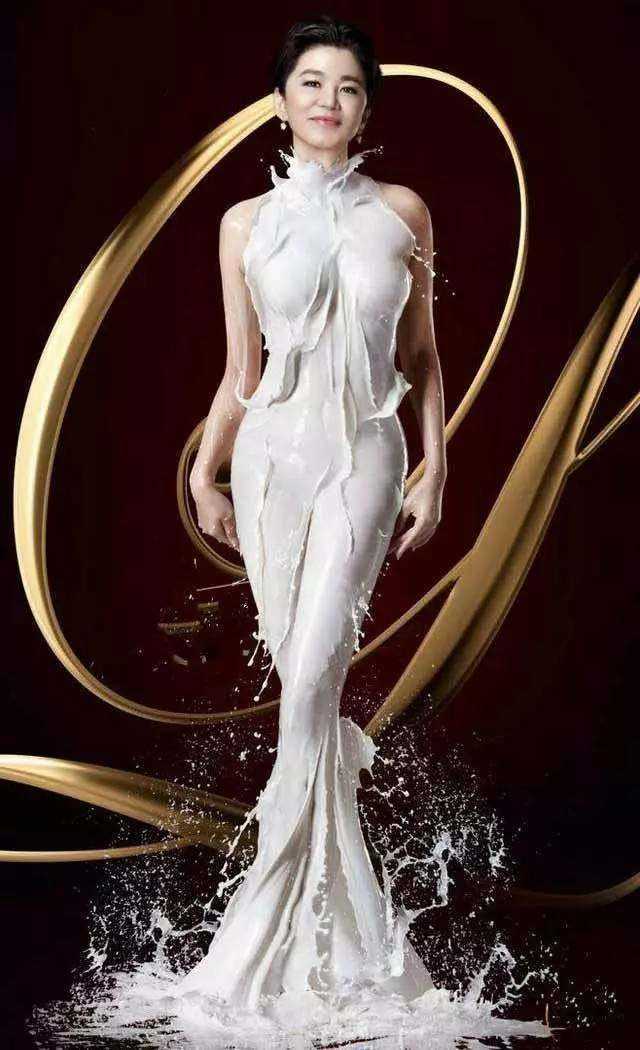 女明星一丝不挂身穿牛奶裙,娜扎S型身材爆棚