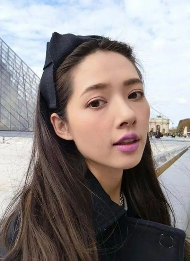 据说,迪丽热巴的这个拍照姿势并不是所有明星