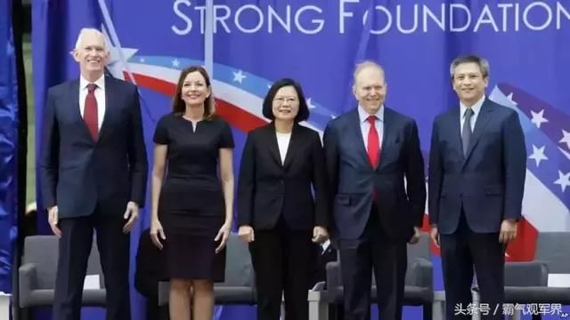 蔡英文亲美台上飙英语,民众 送悬崖勒马匾额