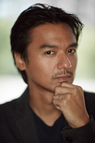 组图:美少年成美大叔!冯德伦胡子斑白大方亮出结婚戒指