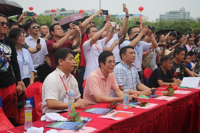 罗纳尔多江西球迷见面会暨足球学院揭牌仪式在