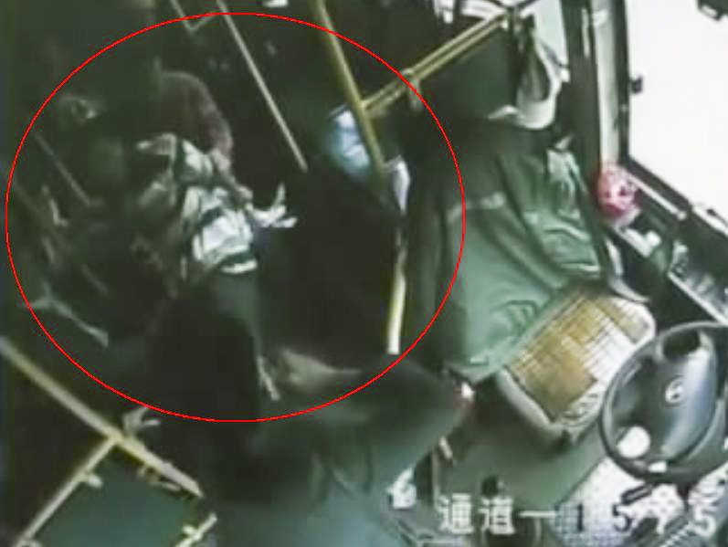 男子公交车骚扰女乘客 司机路人狂追将其制服