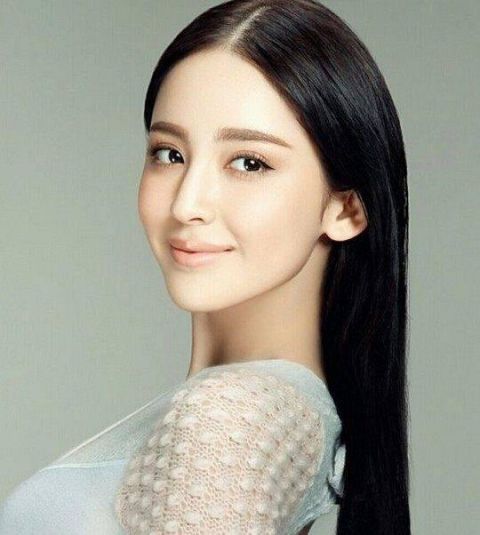 同是中分发型,杨幂优雅,赵丽颖甜美,迪丽热巴却