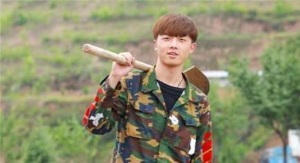 变形计叛逆少年刘一鸣,在农村变形很懂事,如