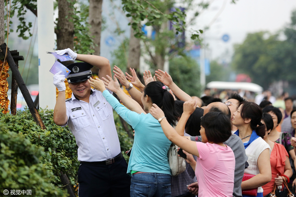 2014年08月17日，杭州龙湖·春江郦城示范区楼盘开盘，当天超过5000人潮挤爆售楼处。看房者疯抢抽奖券，保安都被挤到花坛里了。