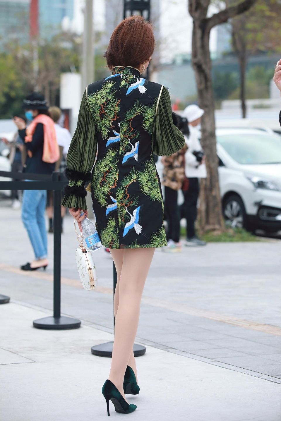 街拍联盟:短旗袍肉丝高跟美女,有点上海滩的意