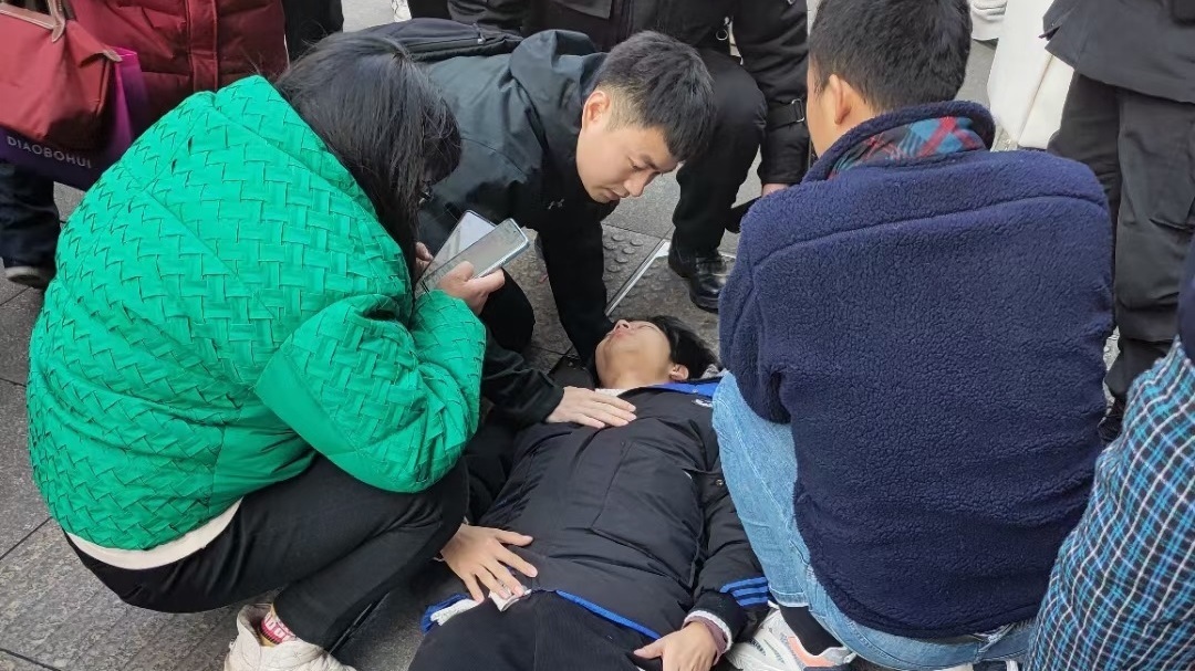 男子倒地抽搐，武警战士紧急施救_北京时间