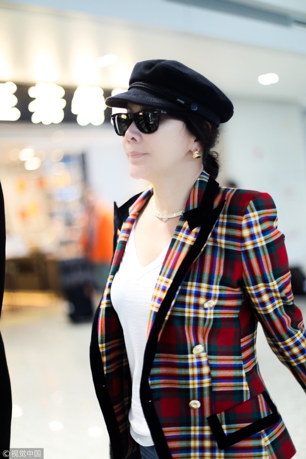 刘嘉玲素颜遛机场身姿曼妙似少女 回眸浅笑互动粉丝亲和力max