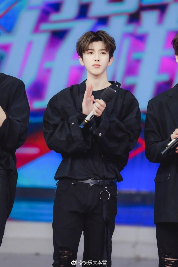 蔡徐坤玩游戏反应慢 有谁注意何炅做了啥 网友