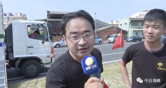 年纪稍长的吕翼存来自高雄，蔡当局各种“去中化”举措让他非常愤怒，他语气激动地说:“蔡英文你听清楚，我是台湾人，就是中国人。”