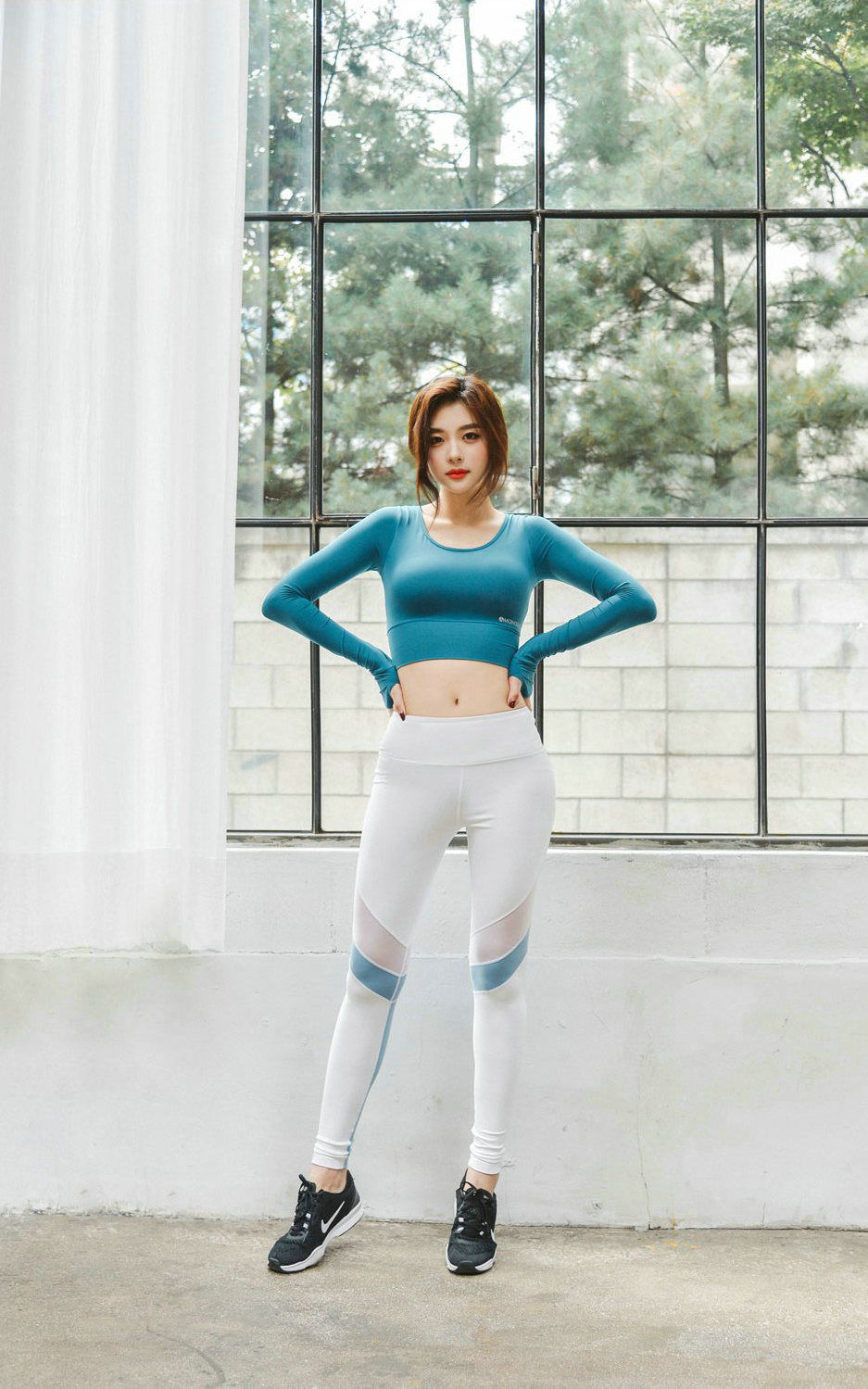 街拍路人:贴肤紧致的瑜珈裤,秀出女人的玲珑曲