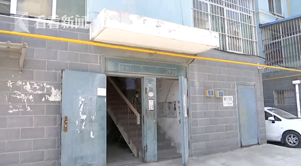 宋先生和高阿姨是同住一个小区的邻居,高阿姨家养了一只叫毛毛的白色宠物狗,身长40多公分,个头也不算大。7月18号的早上,高阿姨像往常带着狗出去买菜,毛毛先下了楼,碰到了骑车经过的宋先生,就追着宋先生的车一边跑一边叫。
“狗朝我叫往我身上扑,咬了我的腿,我就去找狗主人。”被咬的宋先生告诉记者,“狗主人说它怎么光咬你不咬别人,还说你打死它吧,我就把狗打死了。”
而高阿姨表示,自己下楼碰见高先生时,对方表示早晚要把狗弄死。“我就说那你弄死它吧,我这个狗就是光冲人叫唤两声,不会咬人。”