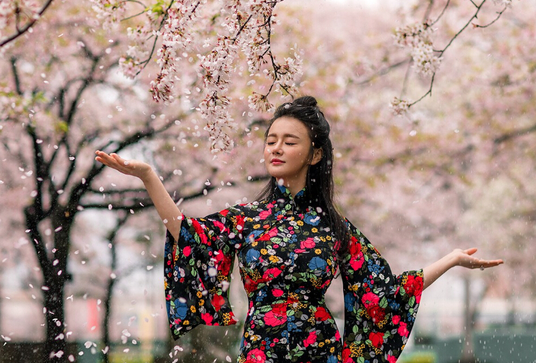 4月7日,李維嘉在微博中曬出和鄒市明,冉瑩穎一家人的合照,並寫道