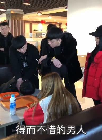 快手网红牌牌琦婚礼派出飞机,被吐槽农村暴发