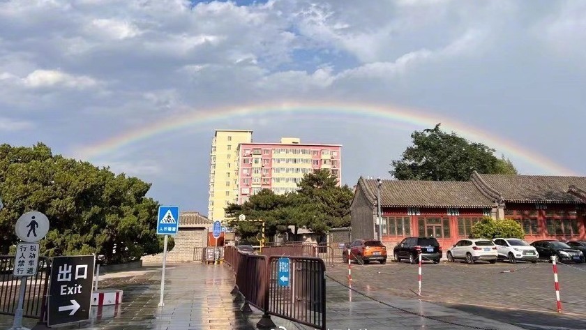 分享初夏好运!北京雨后的天空颜值爆表,彩虹与蓝天白云相映成趣→ 分享初夏好运!北京雨后的天空颜值爆表,彩虹与蓝天白云相映成趣→