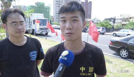 1991年出生的李秉修也是在地台南人，祖籍山东，身为所谓的外省第三代的他说，曾经在学校有“独派”老师会带着同学排挤自己，但是他坚信，自己能让他们认同两岸都是中国人的理念。