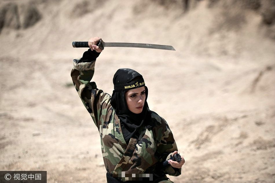 揭秘伊朗女忍者训练实况 手持大刀长刃