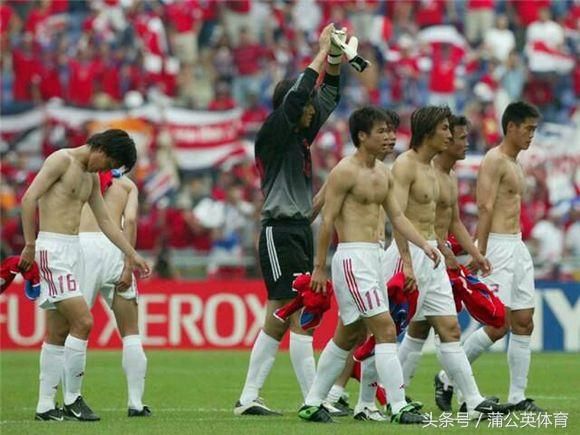 现役国足养尊处优,身材崩塌 对比01年国足差距