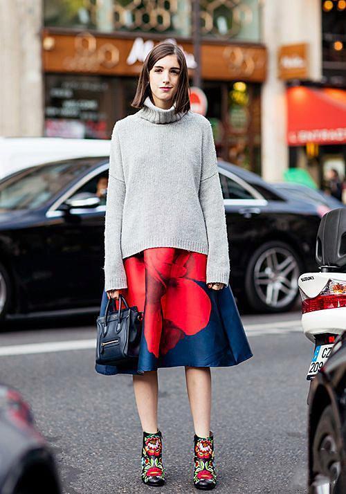 夏秋交替天气忽冷忽热 透气的针织衫搭配半裙