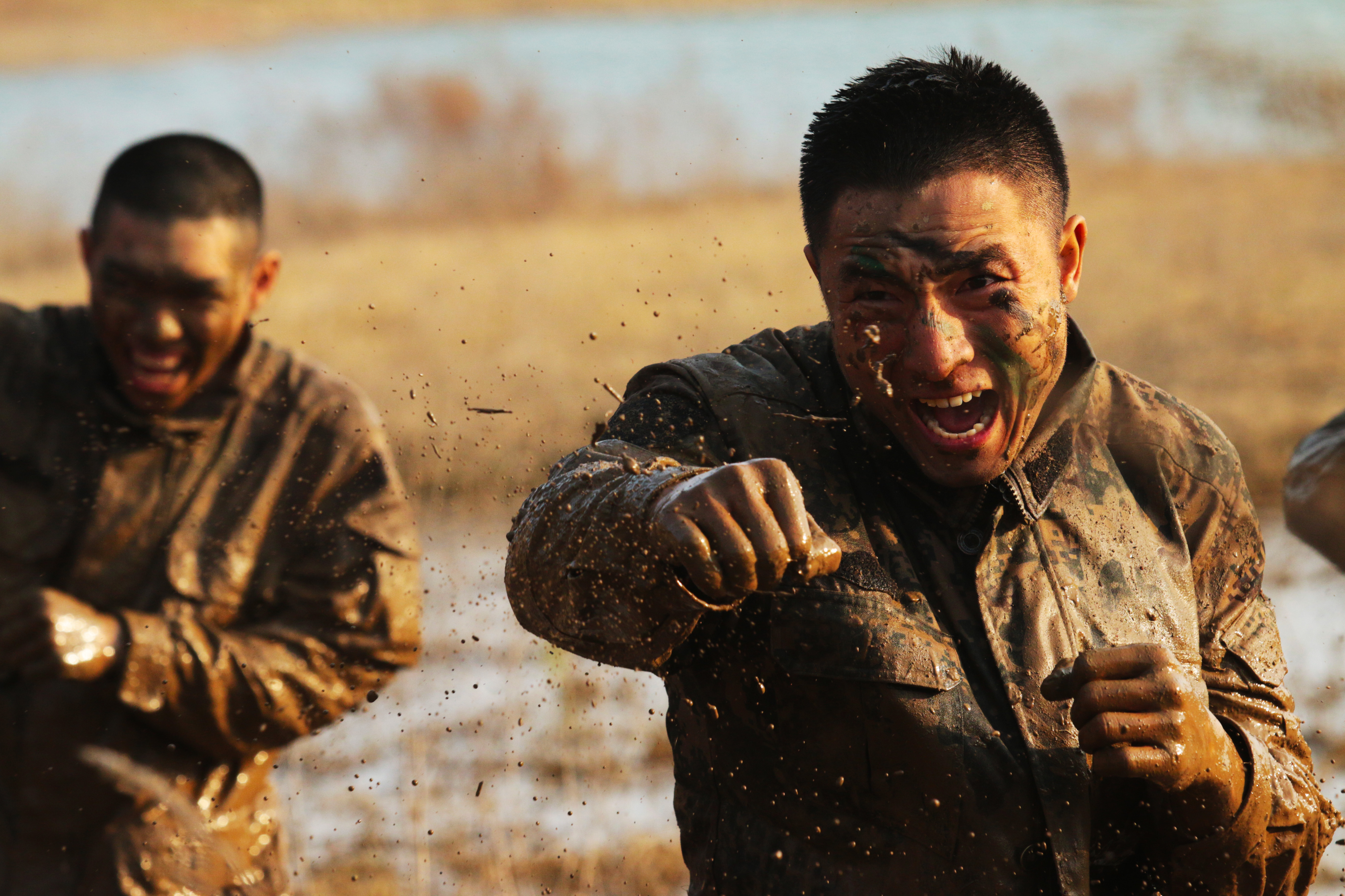 武警8680部队官兵在泥潭中进行搏击训练。杨洋摄