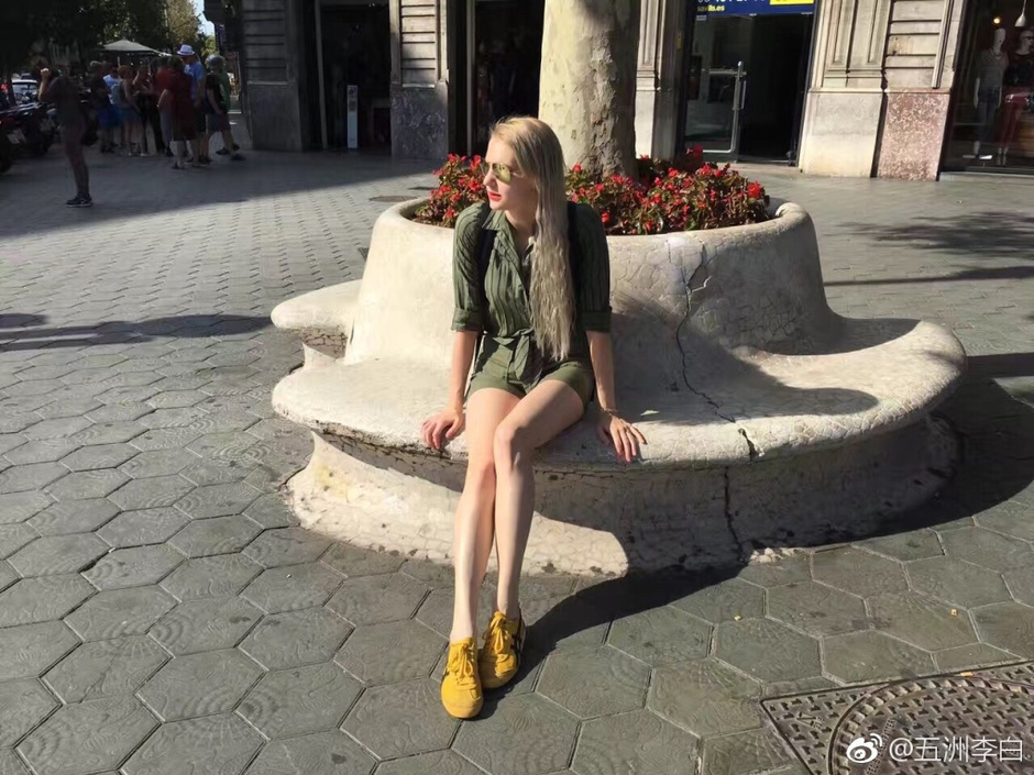 此外,该页面上有一张照片,照片上酷似李白的女子与宋智慧参赞勾肩搭背