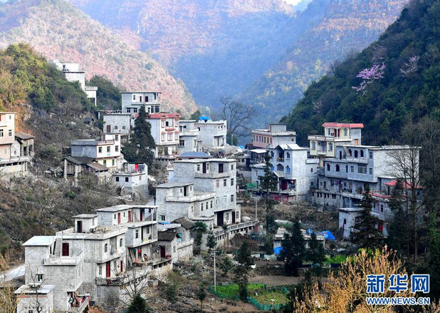 这是广西隆林各族自治县蛇场乡新寨村部分完成危旧房改造的村民新居(3月14日摄)。记者从广西壮族自治区住房和城乡建设厅了解到,广西2017年将继续大力推进农村危房改造,计划完成10万户的开工任务,其中将以建档立卡贫困户、农村低保户为重点。2016年,广西将建档立卡贫困户危房改造补助标准提高到户均2.3万元,全年共为7万多户贫困户建档立卡,并为他们完成危房改造。新华社记者黄孝邦 摄