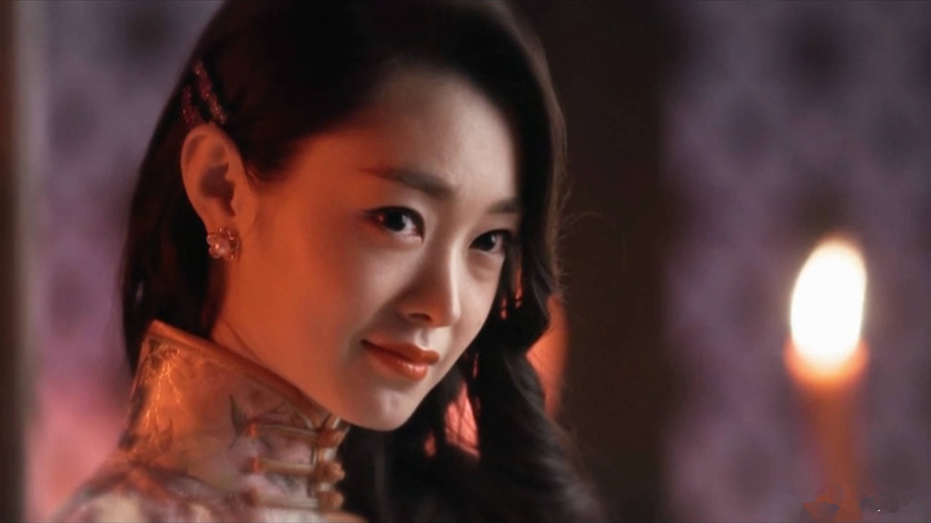 于曼丽的扮演者宋轶,肤白貌美,被称作穿旗袍最