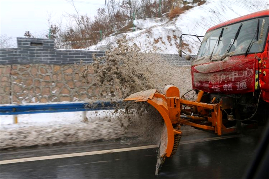 河南交通投资集团实业公司浴雪奋战 确保畅通