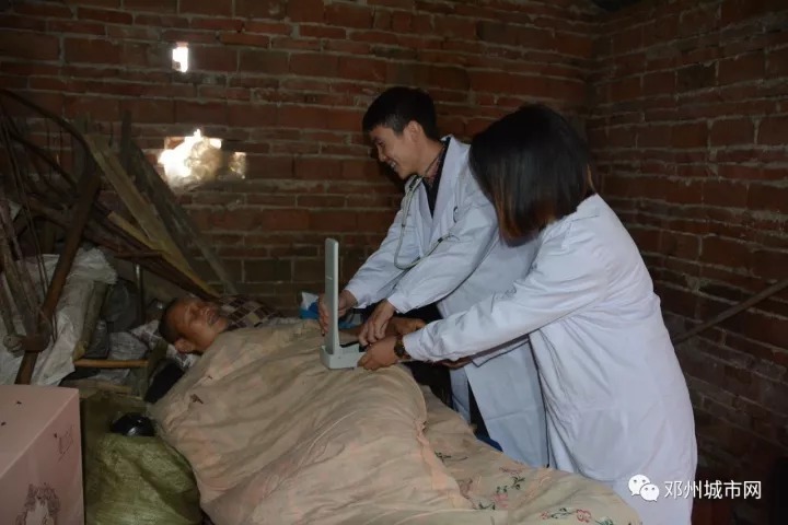 邓州社区志愿者开展关爱孤寡老人慰问活动,风