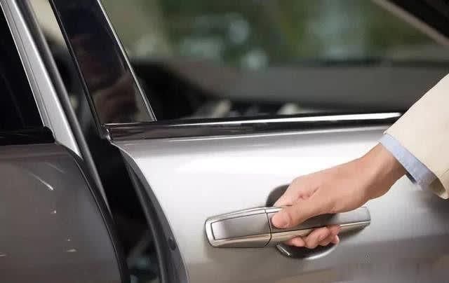 人引用前幾年鬧得沸沸揚揚的汽車干擾器事件,認為鎖車後拉一下車門,就