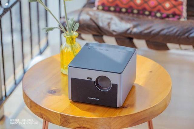 和小师妹一起看球?极米H2 Slim无屏电视帮了大