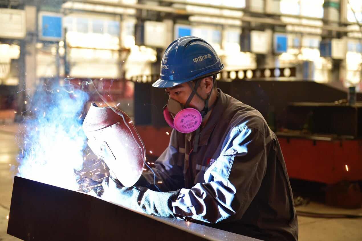 离远点看！北京最强焊工正在比赛 火花滋啦啦响