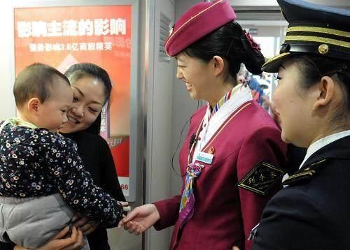 高铁列车长工资曝光 你知道多少吗 网友:不敢相