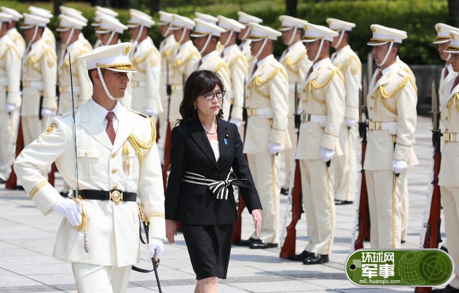 此次改组中被替换的阁僚包括曝出丑闻的农林水产大臣森山裕和复兴大臣高木毅，以及在7月参议院选举中落选的法务大臣岩城光英与冲绳和北方领土事务担当大臣岛尻安伊子。舆论认为，替换这些问题人物使安倍排除了内阁中的不稳定因素。