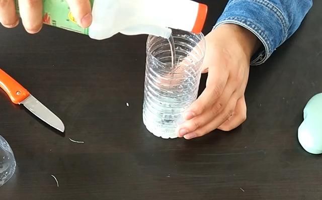 最后,往瓶内加上一点白醋,把溶液摇晃均匀,这样我们的灭蚊水就做好了.