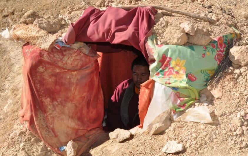 西藏闭关修行的僧侣,呆在小屋几十年不出门,被