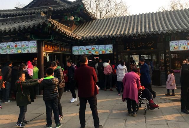 春节扎堆旅游,马路变停车场?为啥济南人不宅在