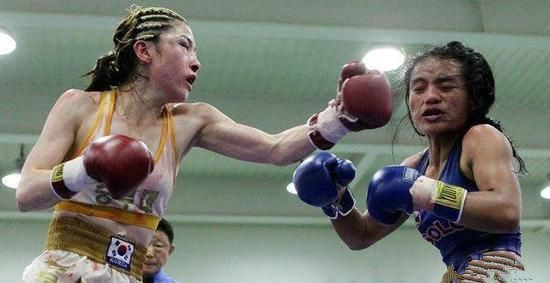 金珠熙找到机会一记重拳将对手打蒙