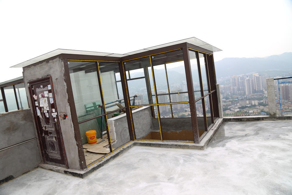 重庆"最牛"违建:30多层楼顶自建别墅