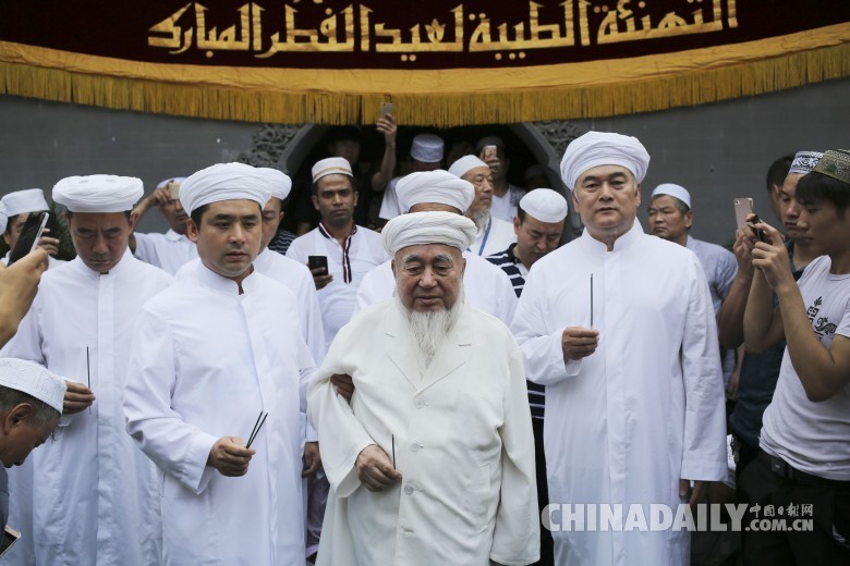 2016年7月6日，是中国穆斯林的传统节日开斋节，中国各地的穆斯林群众以多种形式欢度这个传统节日。图为2016年7月6日，在北京牛街清真寺，参加聚礼的阿訇入场。