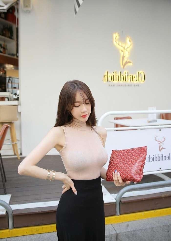美女黑色长裙搭配小高跟,浅色上衣半透明,内衣若隐若现,太饱满了