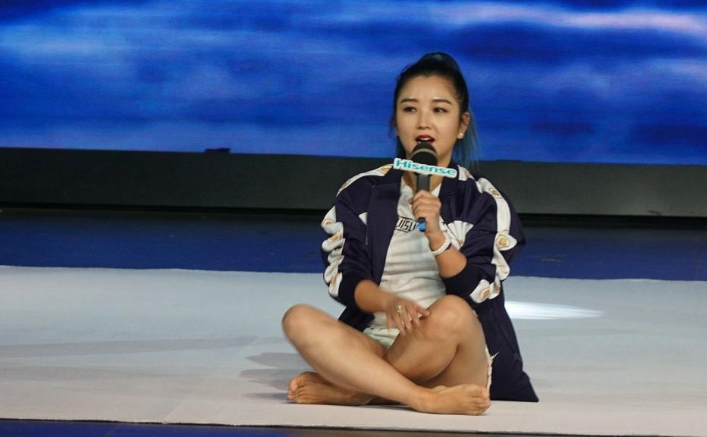 何洁光脚演绎艺术体操 穿短裤画面尴尬