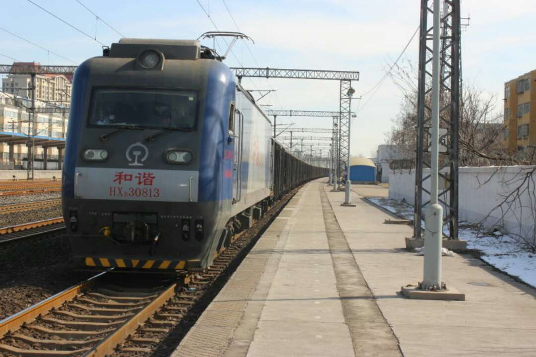 半百支线迎来新动力 辛泰线开出首列电力列车