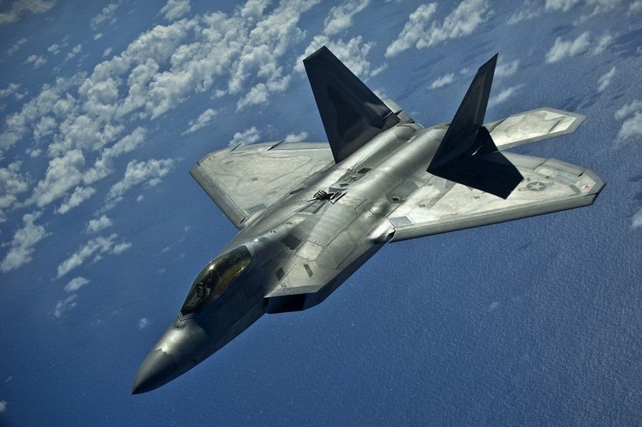 F-22是世界第一种投入批量生产、服役且经历过实战的第四代战斗机，率先确立了四代机的“5S”（隐身、超音速巡航、超视距空战、超机动、超强态势感知能力）衡量标准。