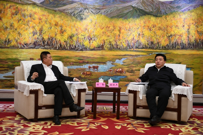 张晓兵与建行内蒙古分行行长张勤座谈