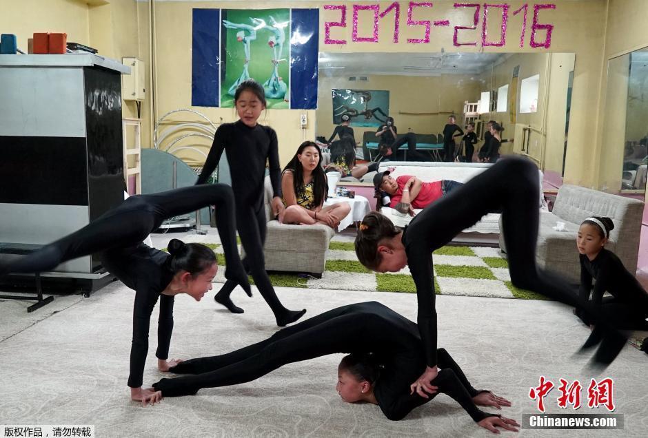 她们每天放学后就去训练，花4个小时练习双弯曲。监督她们的是22岁的乌兰果，她因为受伤被迫放弃成为柔术表演者的梦想。